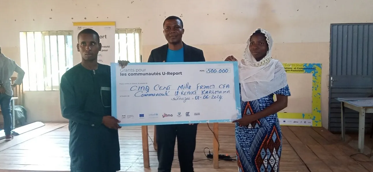 Ernest Athigbédjou de l’Unicef remettant la subvention  aux associations