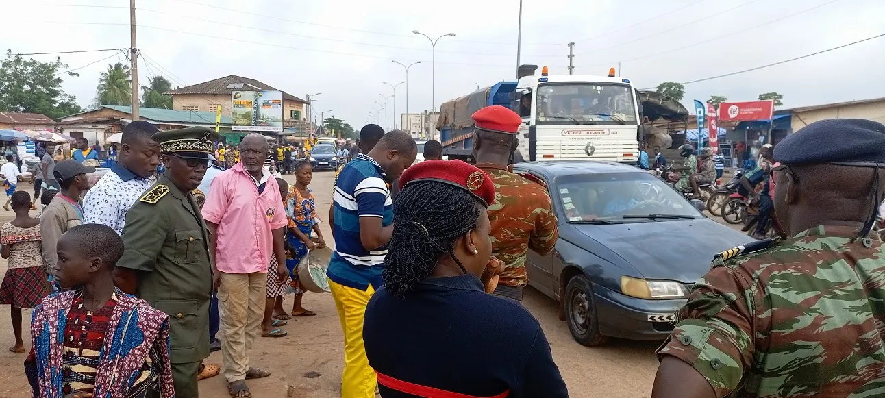Le préfet (à gauche) sonne la mobilisation pour des espaces moins encombrés