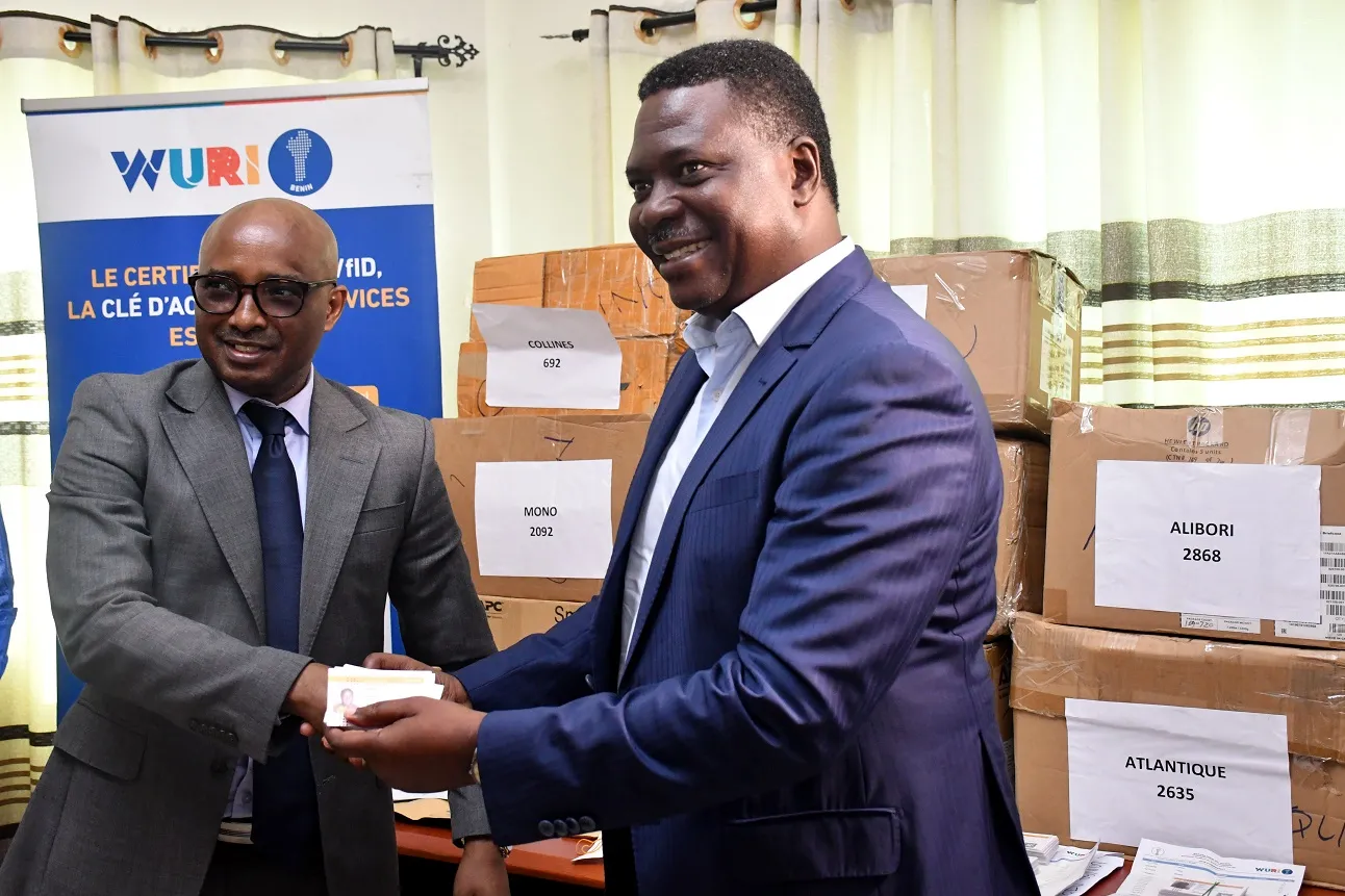 Remise officielle des cartes Npi au directeur de  l’Anps par le Dg Anip