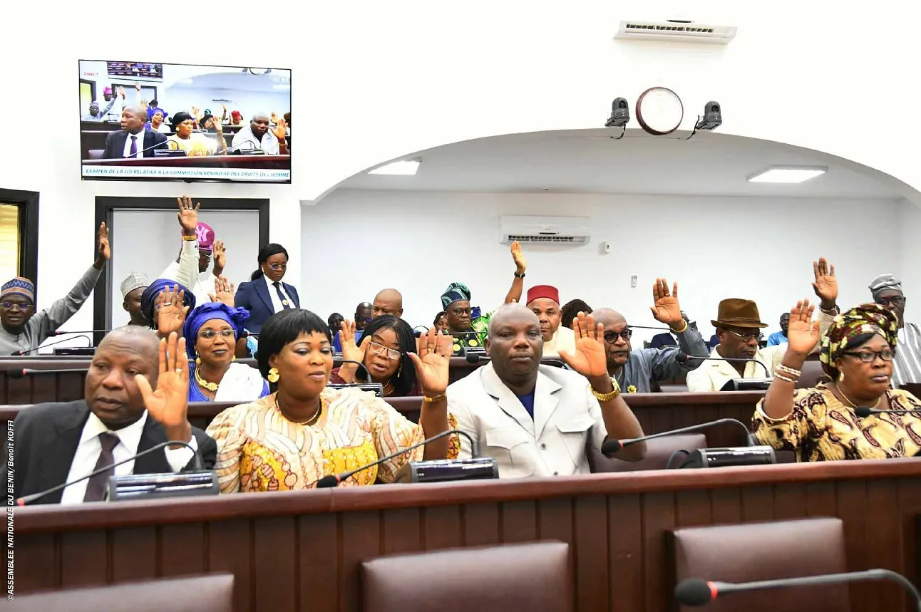 Les députés adoptent la nouvelle loi sur les Ordres nationaux