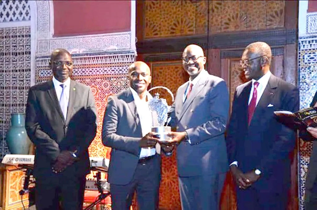 Aristide Adjinacou recevant le prix au nom de l’Asin