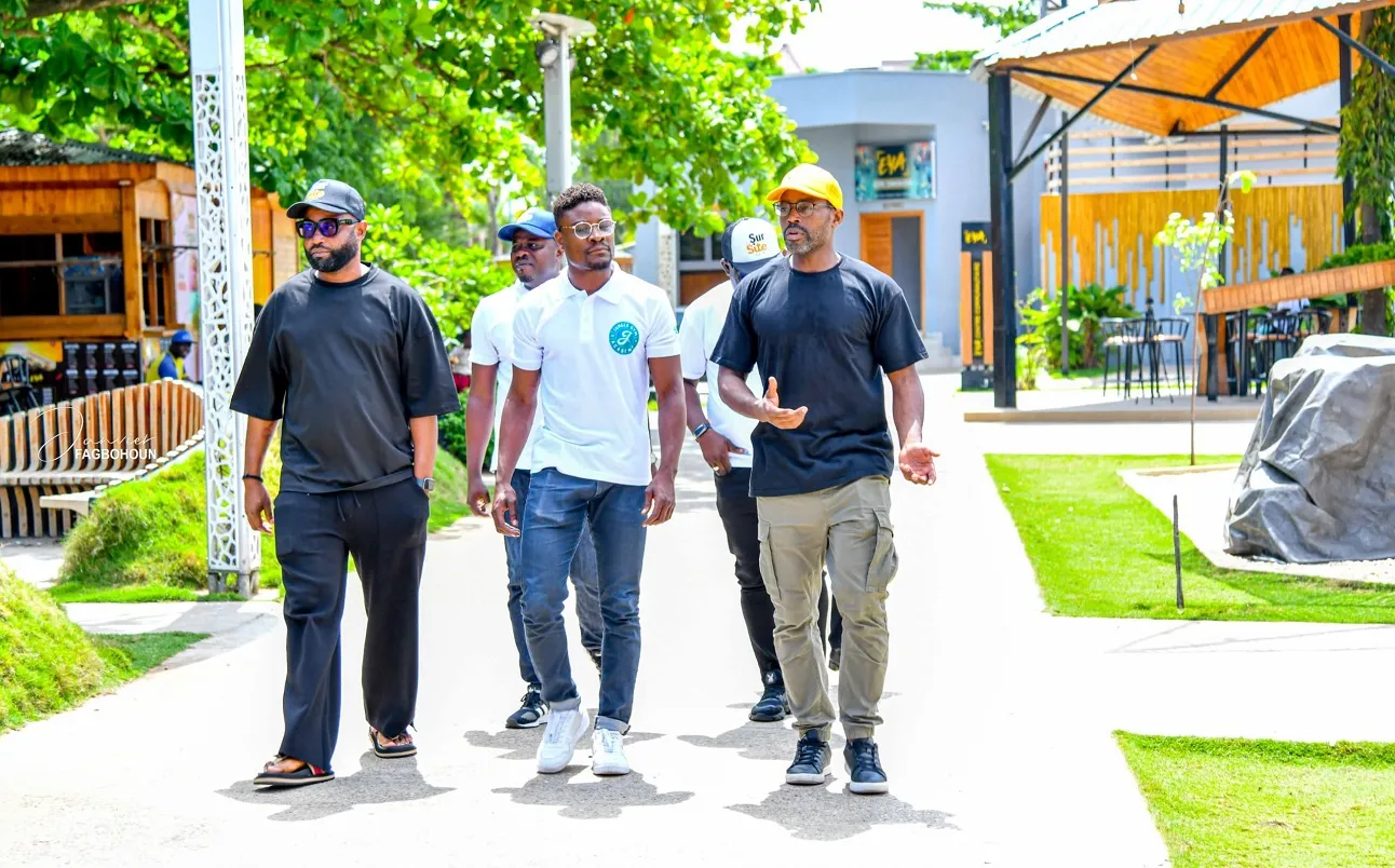 Le boxeur Franco-béninois Juliano Anago (au milieu) visite le Centre Eya