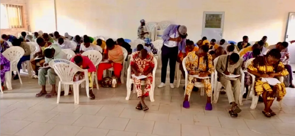 Des jeunes en plein test à la salle de conférence de la mairie de Parakou