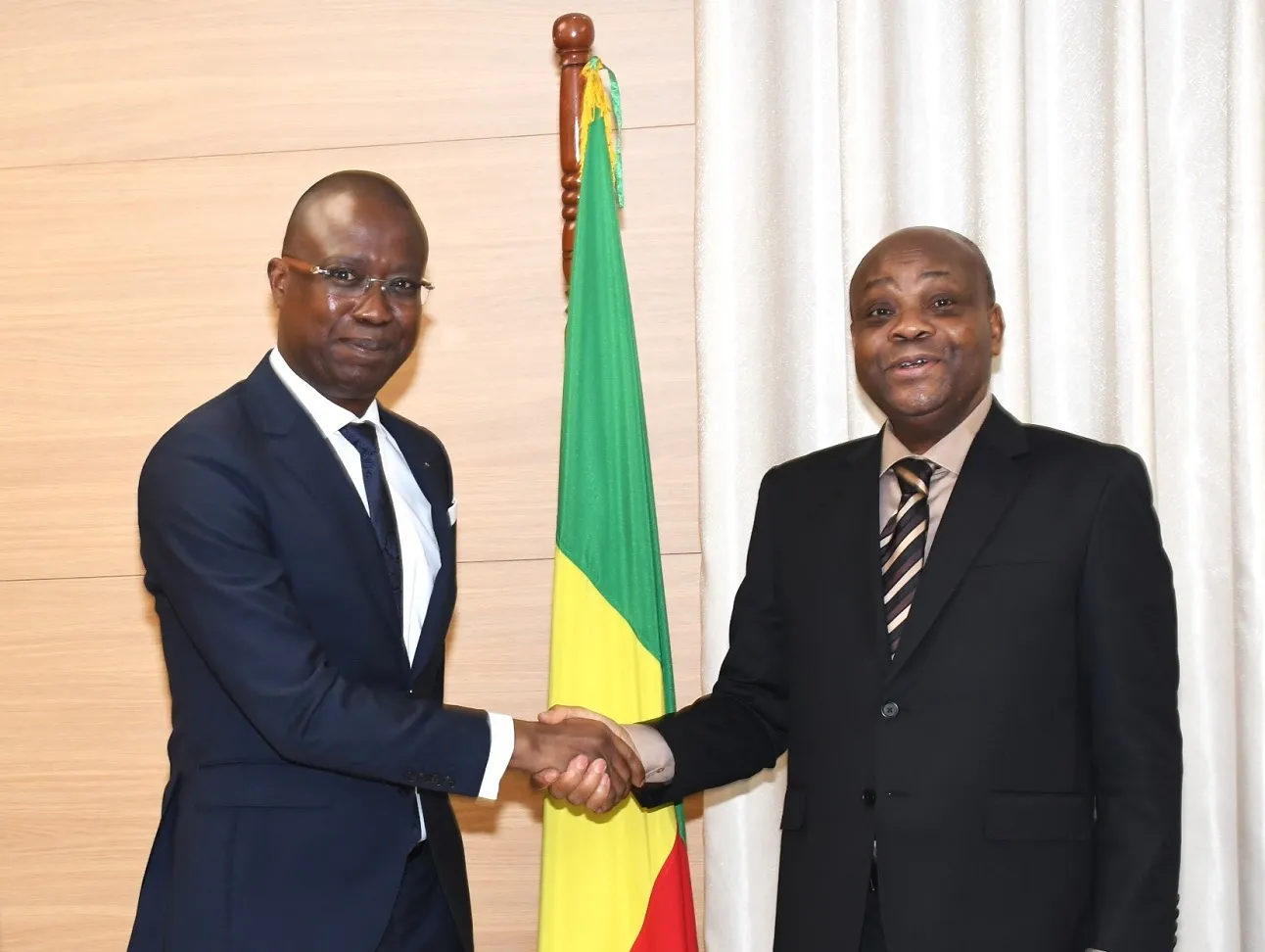 Me Luciano Hounkponou saluant Dorothé Sossa