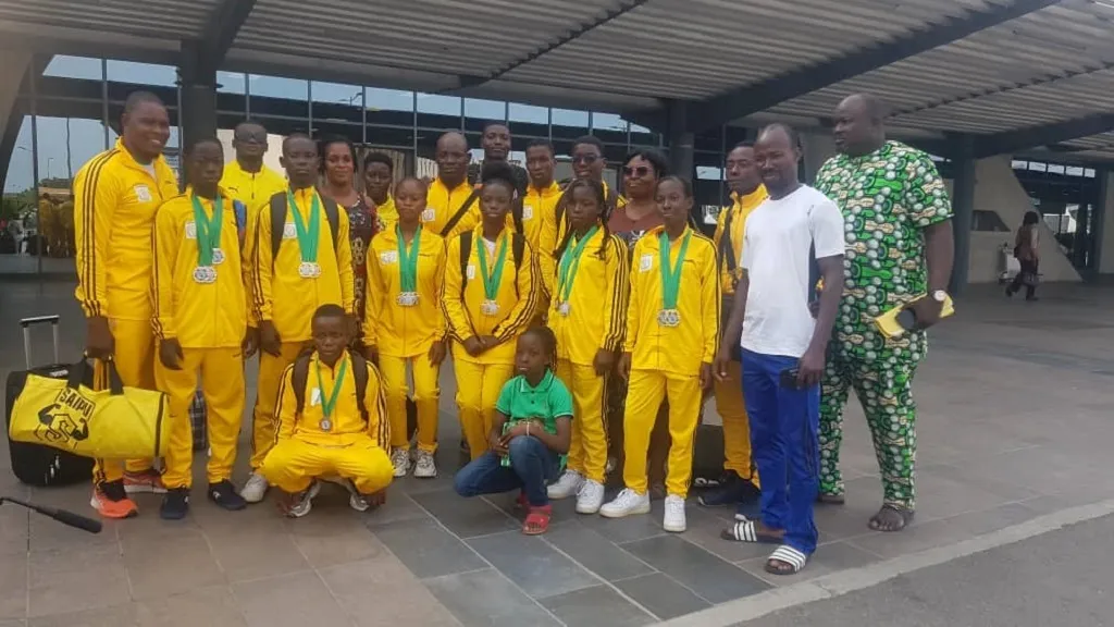 Photo de famille de la délégation béninoise à leur descente à l’aéroport de Cotonou