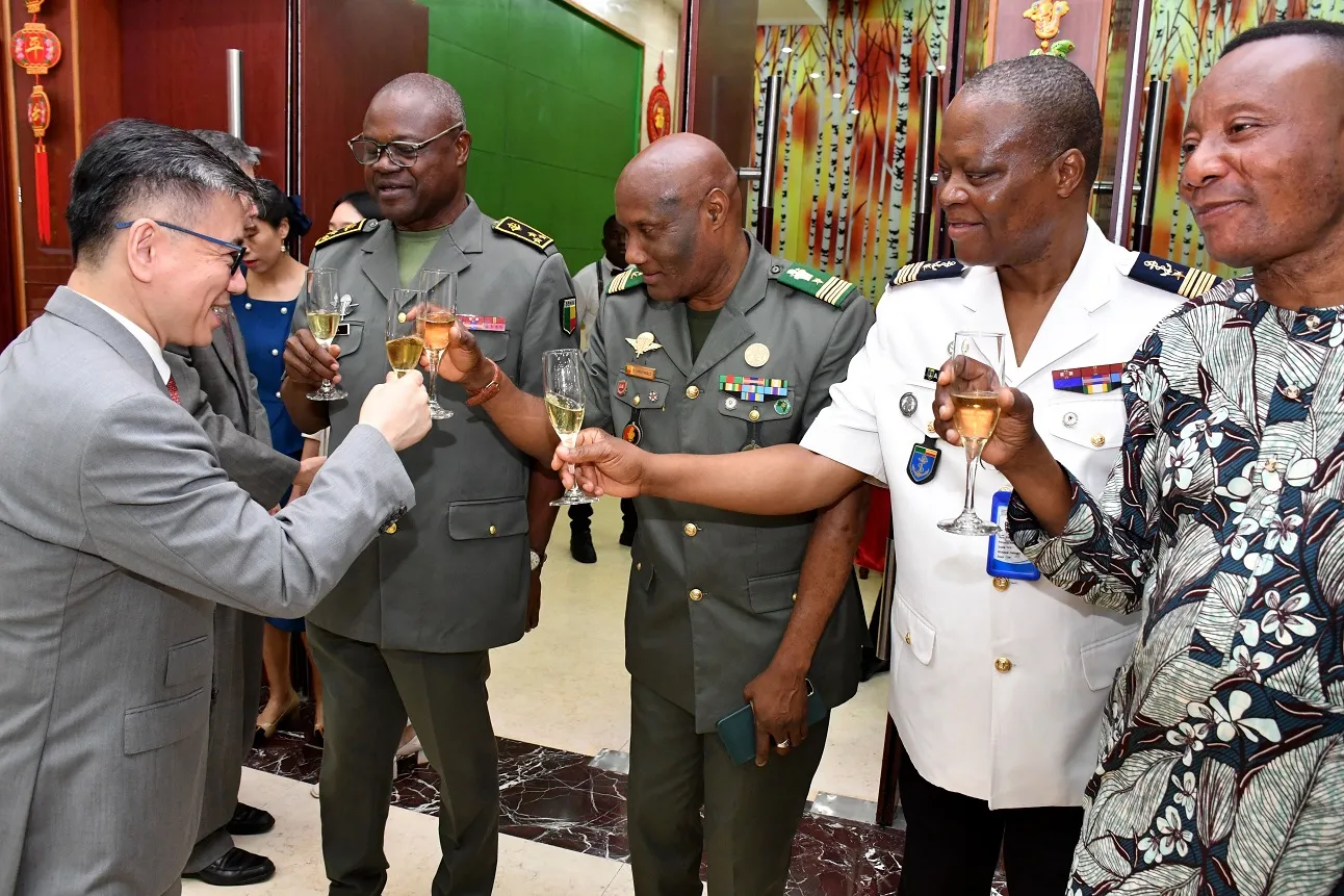 L'ambassadeur de Chine trinquant avec des hauts gradés, officiers et responsables des forces de défense et de sécurité béninoises