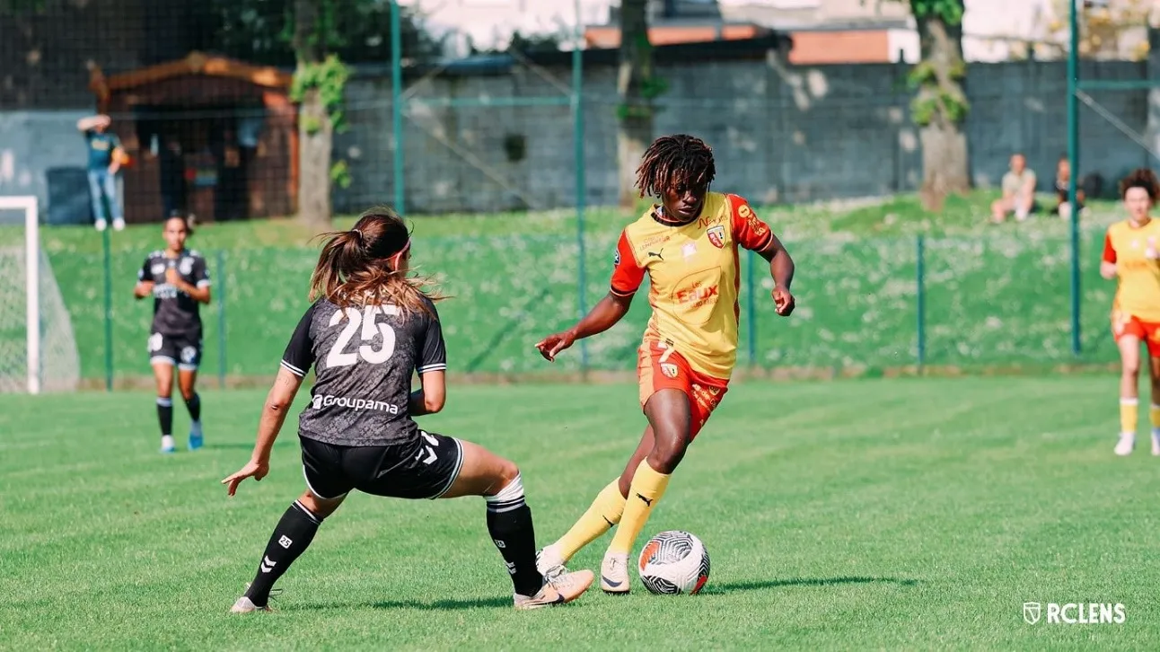 La Béninoise Aude Gbédjissi, balle au pied, lors d’un match de Ligue 2 en France