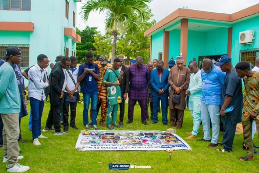Journalistes et personnalités sportives présentes en train d’admirer les œuvres exposées dans le jardin de l’Onip