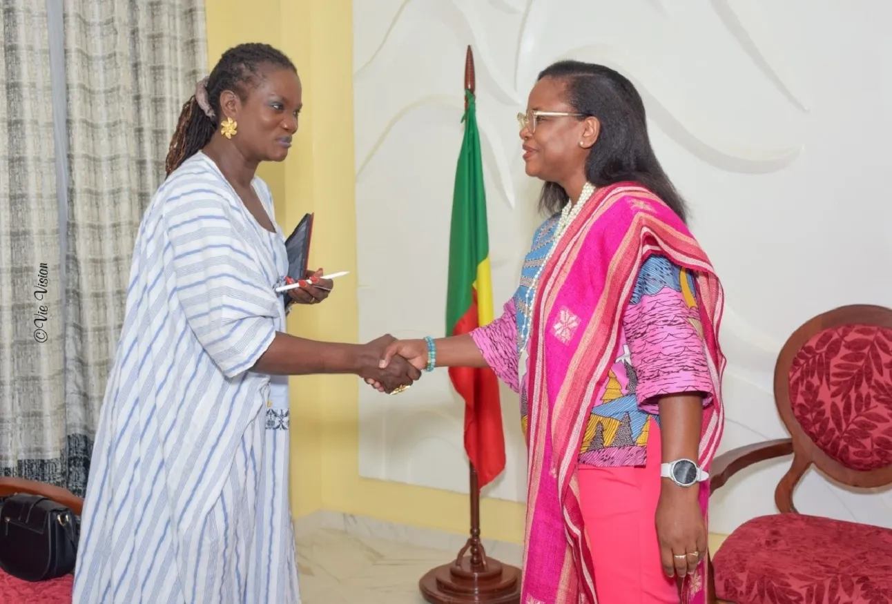 Dandi Gnamou saluant Aminatou Sar (à gauche) lors de l’audience