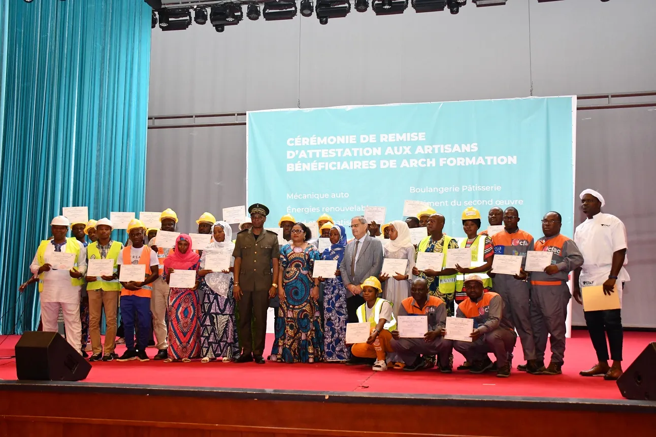 Les artisans heureux de recevoir leurs parchemins