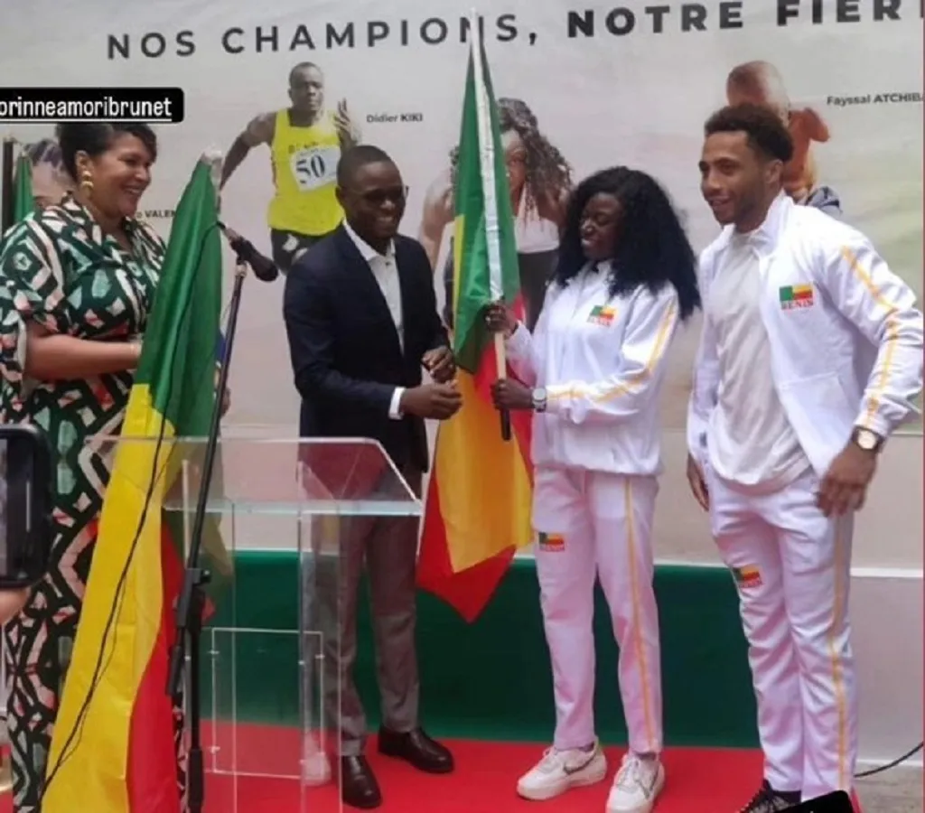Le ministre des Sports remettant le drapeau du Bénin aux Jo 2024 à Noelie Yarigo assistée de Valentin Houinato