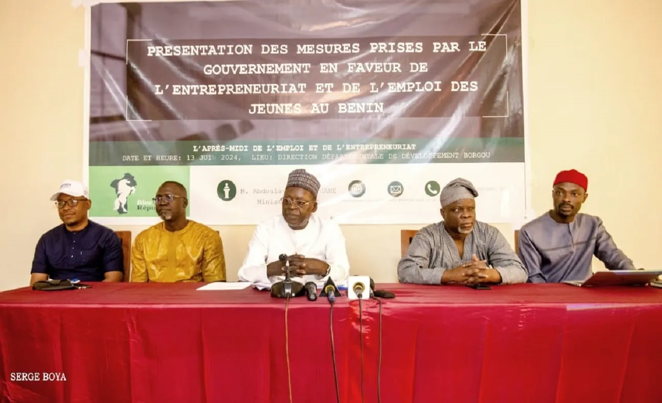 Le ministre d'Etat présentant aux jeunes les opportunités à saisir