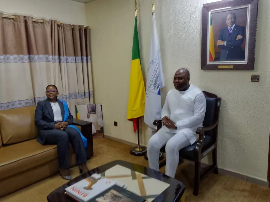 La présidente de la Haute cour de Justice (à gauche) et le maire de Porto-Novo lors de l’audience