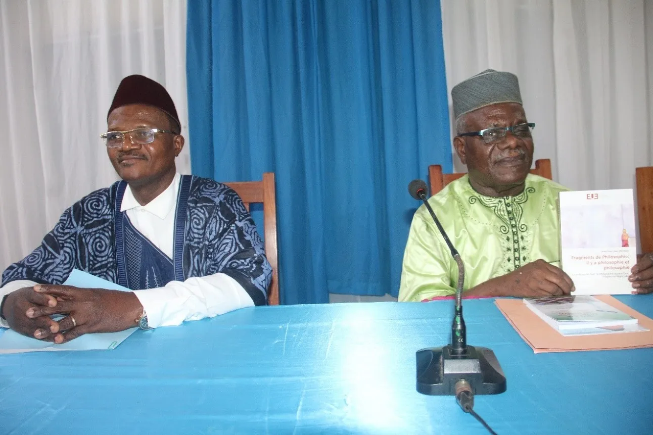 L’auteur André Pierre Claver Okoudjou (à droite) et le professeur Jean Claude Hounmènou, lors de la cérémonie  de lancement du livre