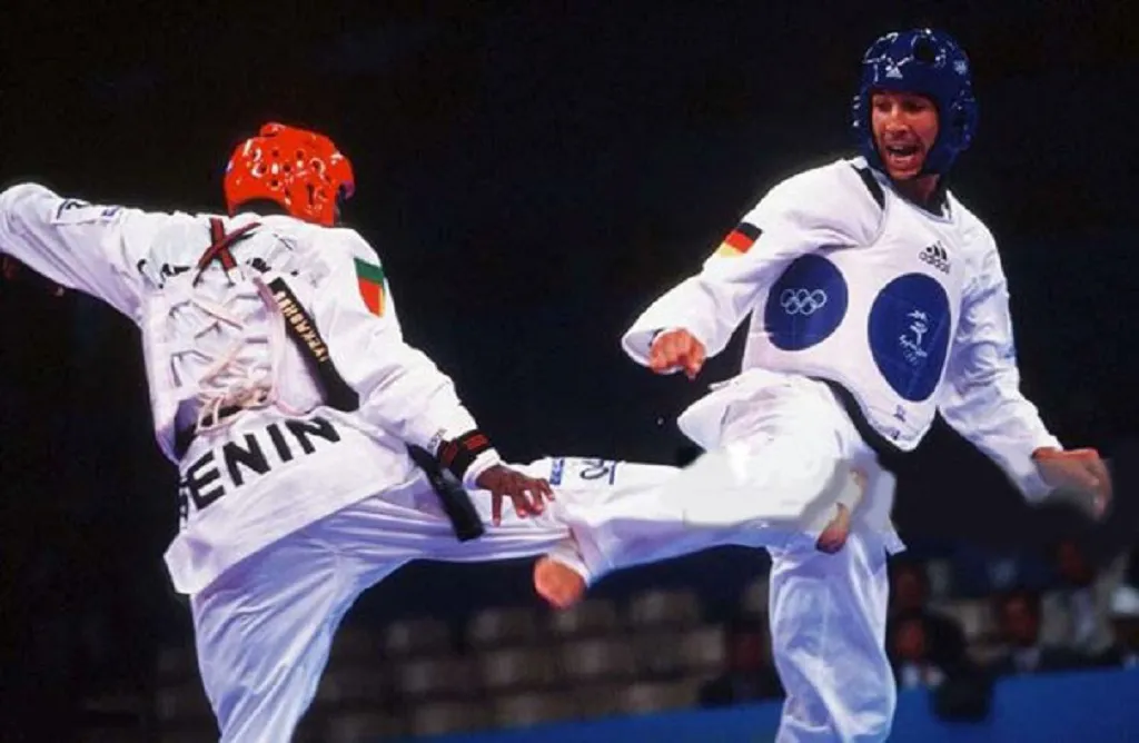 Le Béninois Stanislas Ogoudjobi face à un adversaire allemand aux Jo de Sydney