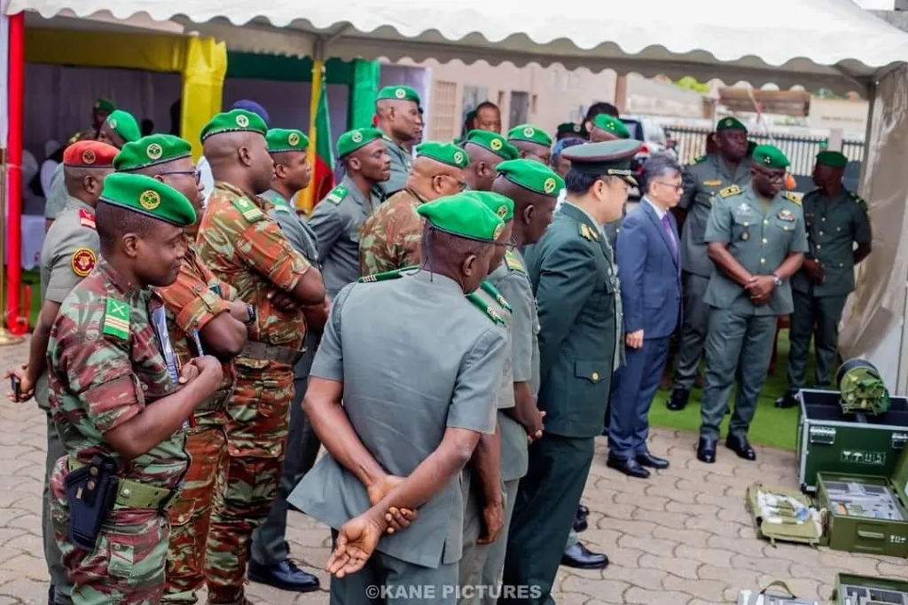 Les deux parties à la découverte du matériel mis à disposition