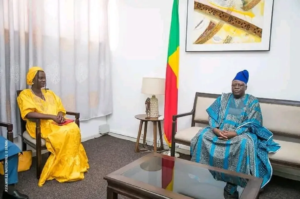La coordonnatrice résidente au Bénin du Système de Nations Unies (à gauche) rassure le président de l’Assemblée nationale de l’appui de son institution