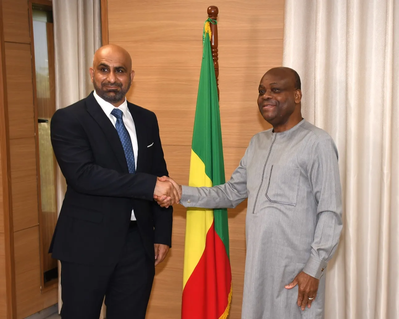 Mohammed Saeed Murshed Alkaabi saluant le président de la Cour constitutionnelle