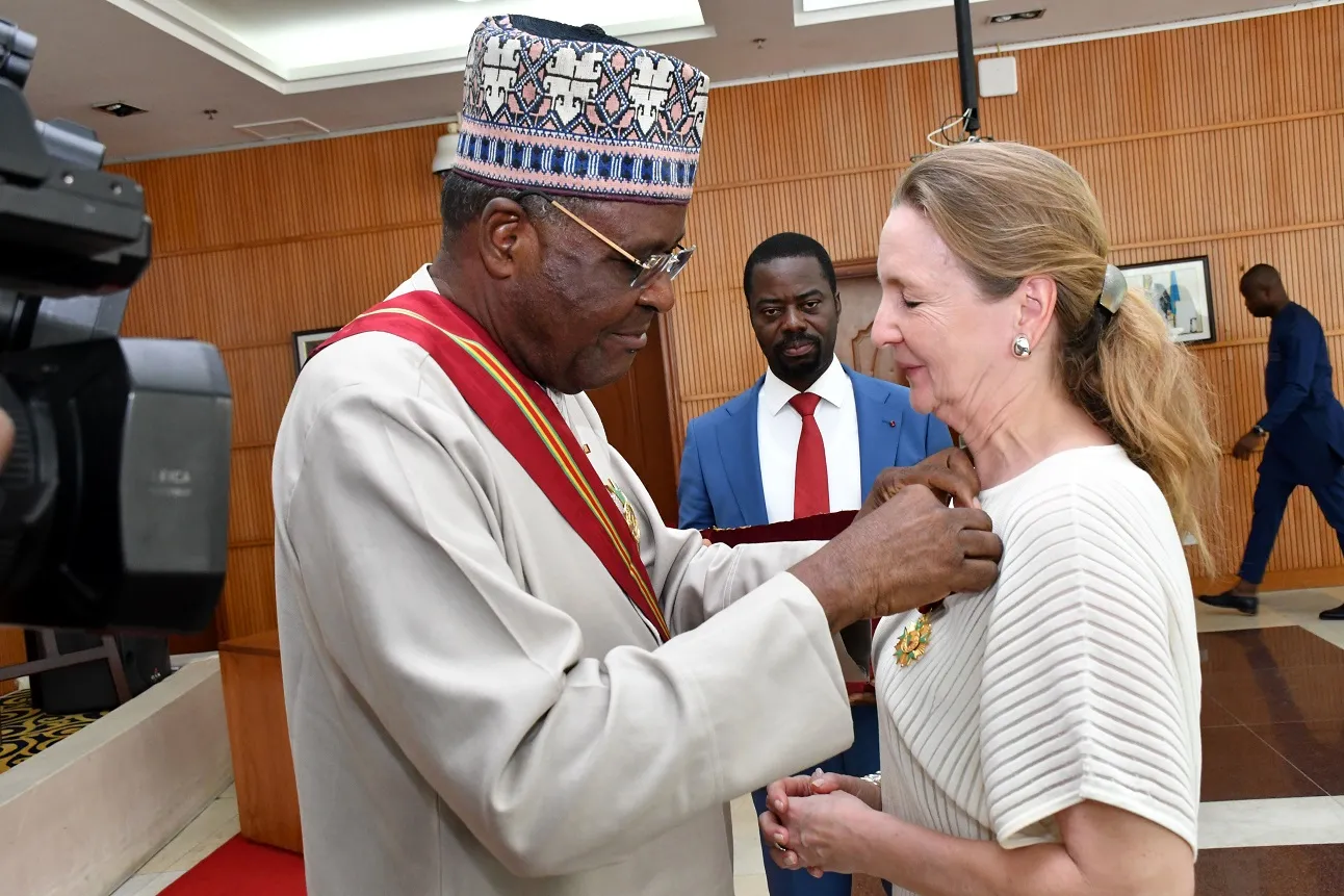 La cheffe de la Délégation de l’Union européenne  recevant sa distinction