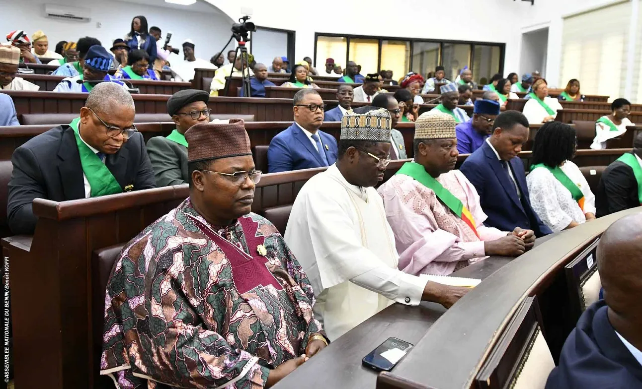 Les parlements nationaux et les partis politiques enregistrent des niveaux de confiance  moindres, avec respectivement 37 % et 24 % de personnes