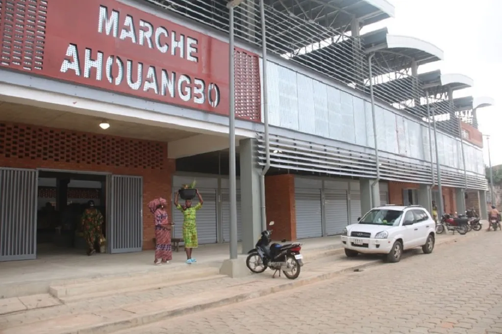 Aussitôt inauguré, le marché d’Ahouangbo a vu s’installer les commerçantes et commerçants qui ont démarré leurs activités et accueilli des clients qui n’attendaient que l’ouverture de  l’infrastructure