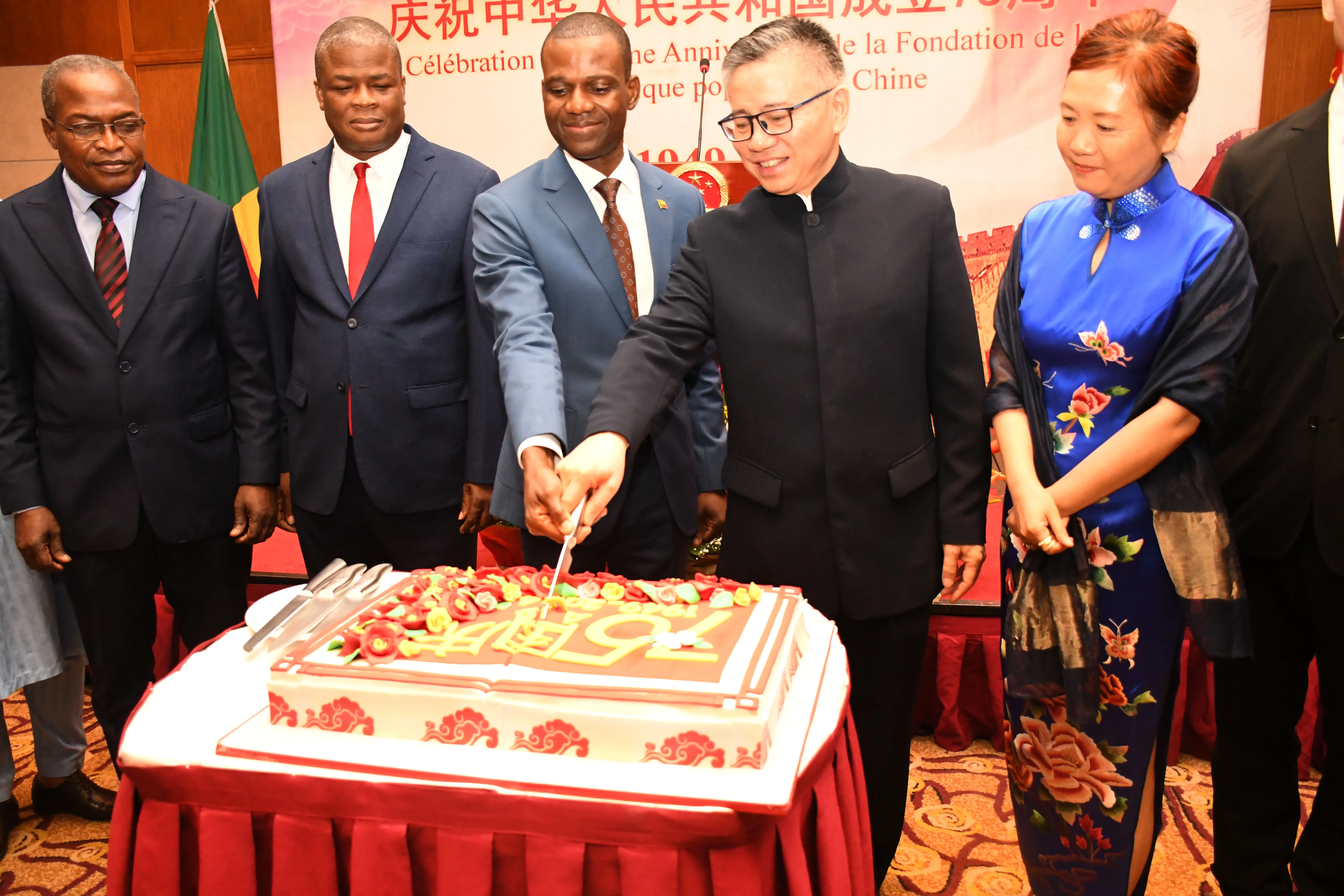 Coupure du gâteau à l'occasion du 75e  anniversaire de la fondation de la République populaire de Chine