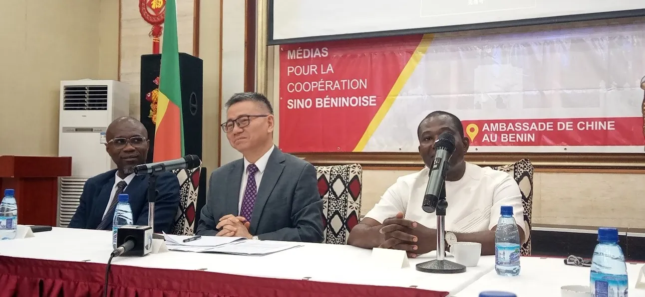 Peng Jingtao, ambassadeur de la Chine (au milieu), entretenant les  professionnels des médias sur les retombées du Focac 2024