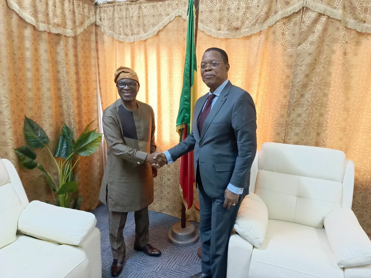 Le nouveau représentant résident au Bénin du Pnud ( à gauche) lors de son audience avec le médiateur de la République