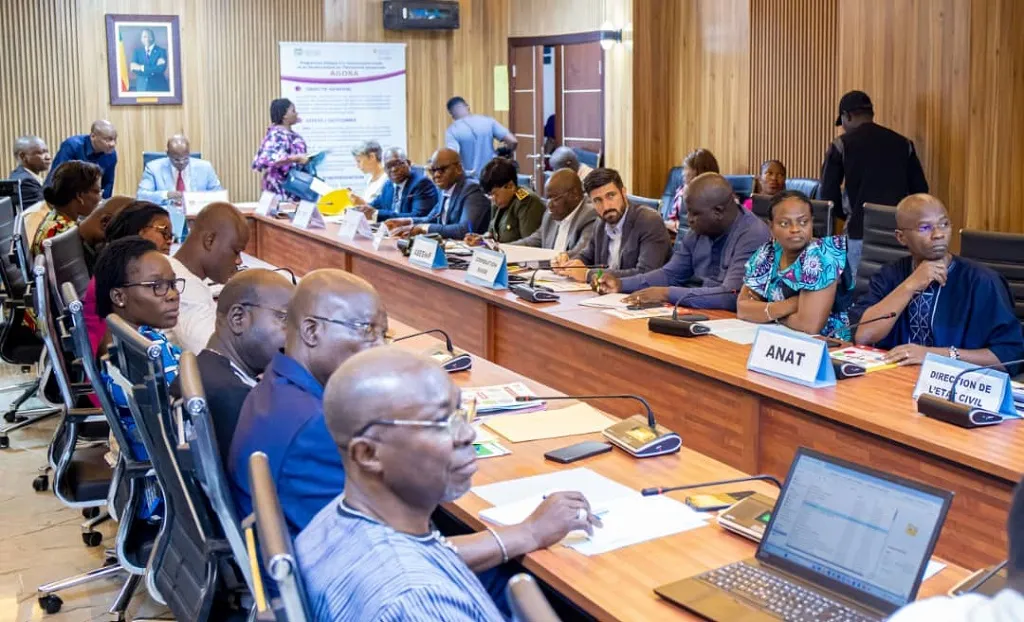 Des participants au cours des travaux du comité