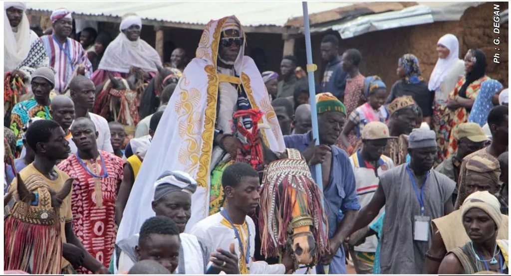 La sortie de l'empereur, Son Altesse Séro Torou Tokou Sari, saluée par les populations