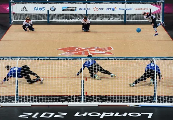 Une partie de goalball entre deux pays aux Jeux  paralympiques de London
