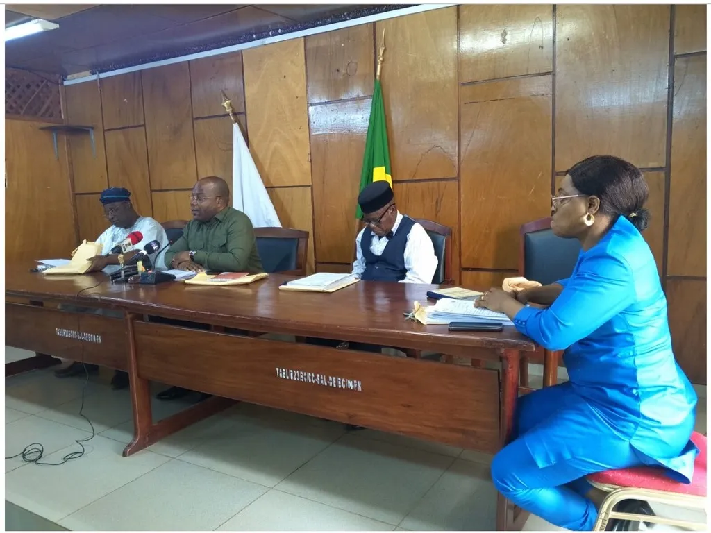 Le présidium lors des travaux de la session extraordinaire hier