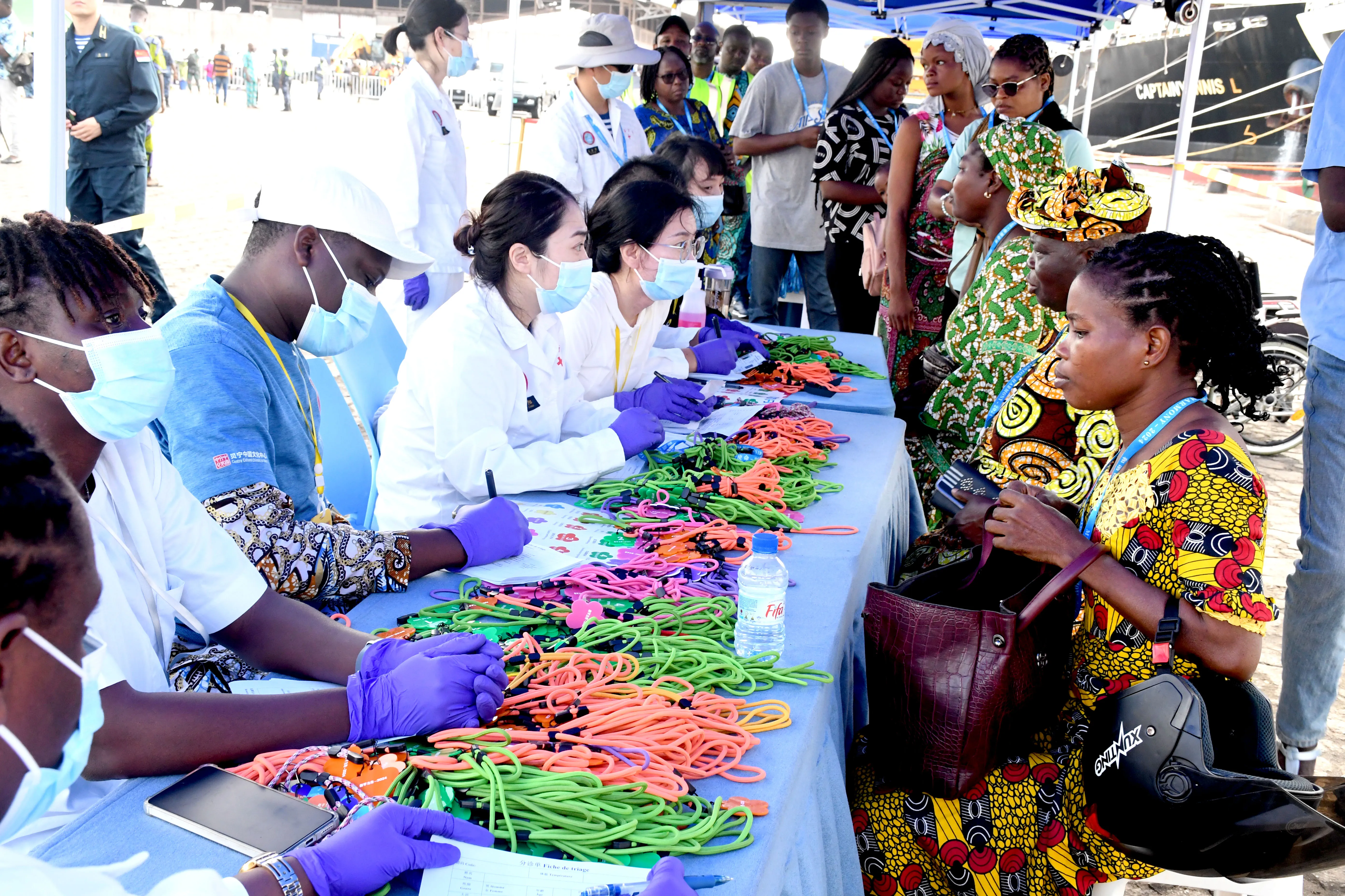L’engouement autour du navire médical chinois, ‘’L’Arche de la paix’’ est sans pareil ;  aucune tranche d’âge n’échappe à la mobilisation