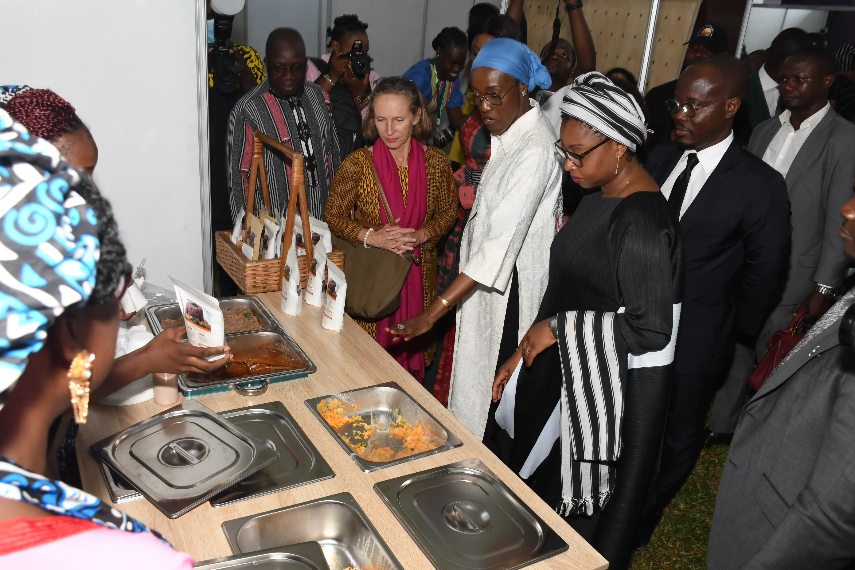 Les ministres visitant les stands
