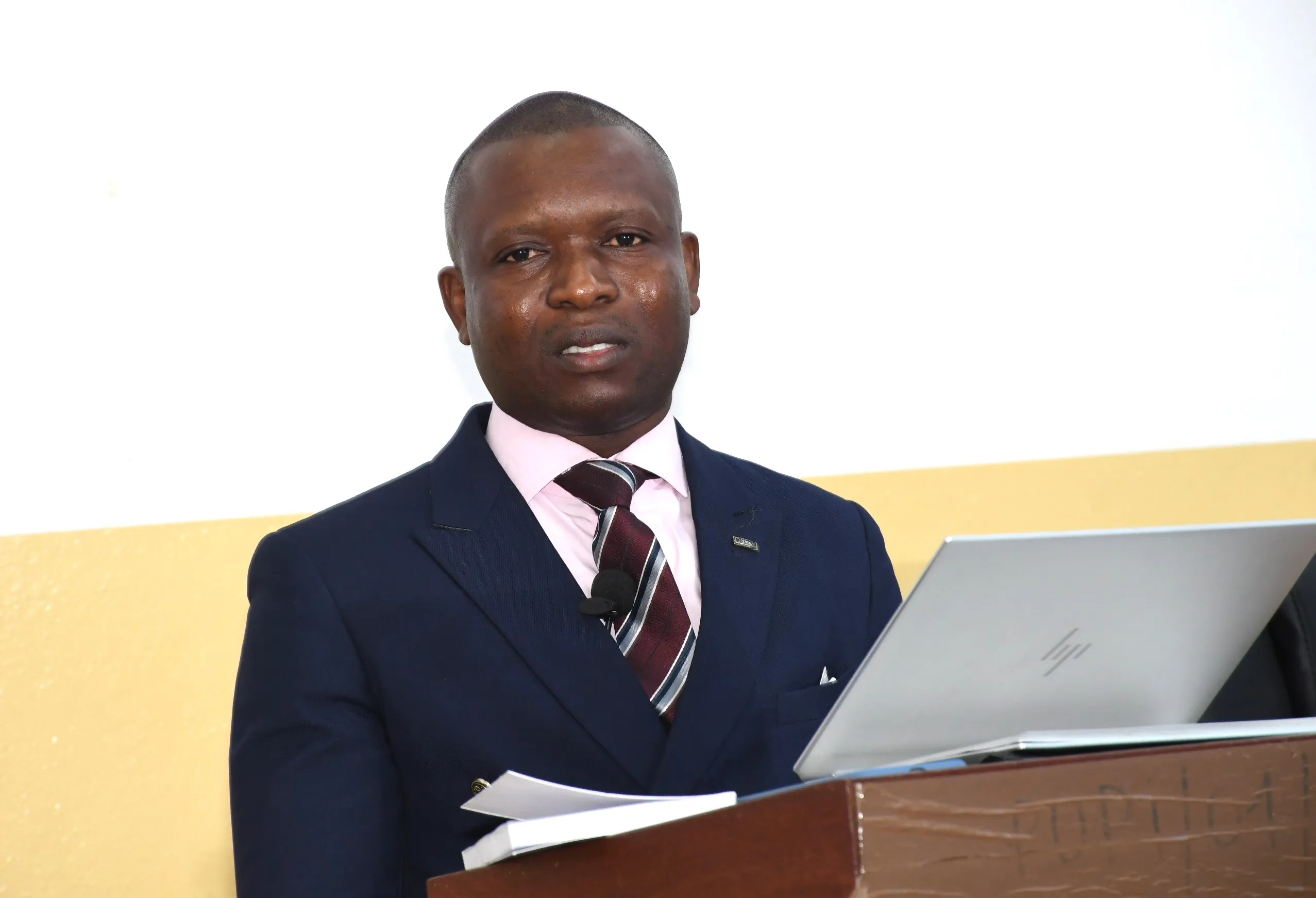 Dr Marcel Kakpo présentant son ouvrage intitulé « L'Univers de la Traduction Certifiée au Bénin »