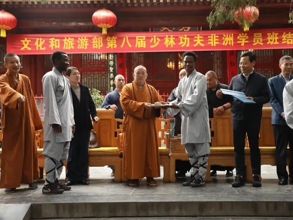 Grâce à la coopération sino-béninoise dans le domaine du sport, des athlètes béninois  ont été ordonnés disciples du monastère de Shaolin et ont obtenu avec brio le grade de 3e  Duan de wushu traditionnel au temple Shaolin de Henan