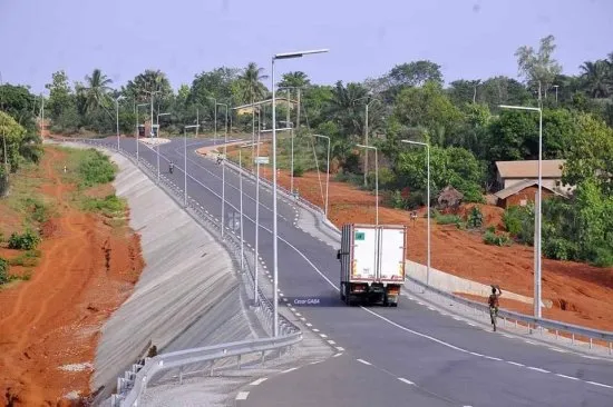Améliorer la connectivité entre les grandes villes, les zones rurales et les pays voisins facilite le commerce  et les investissements