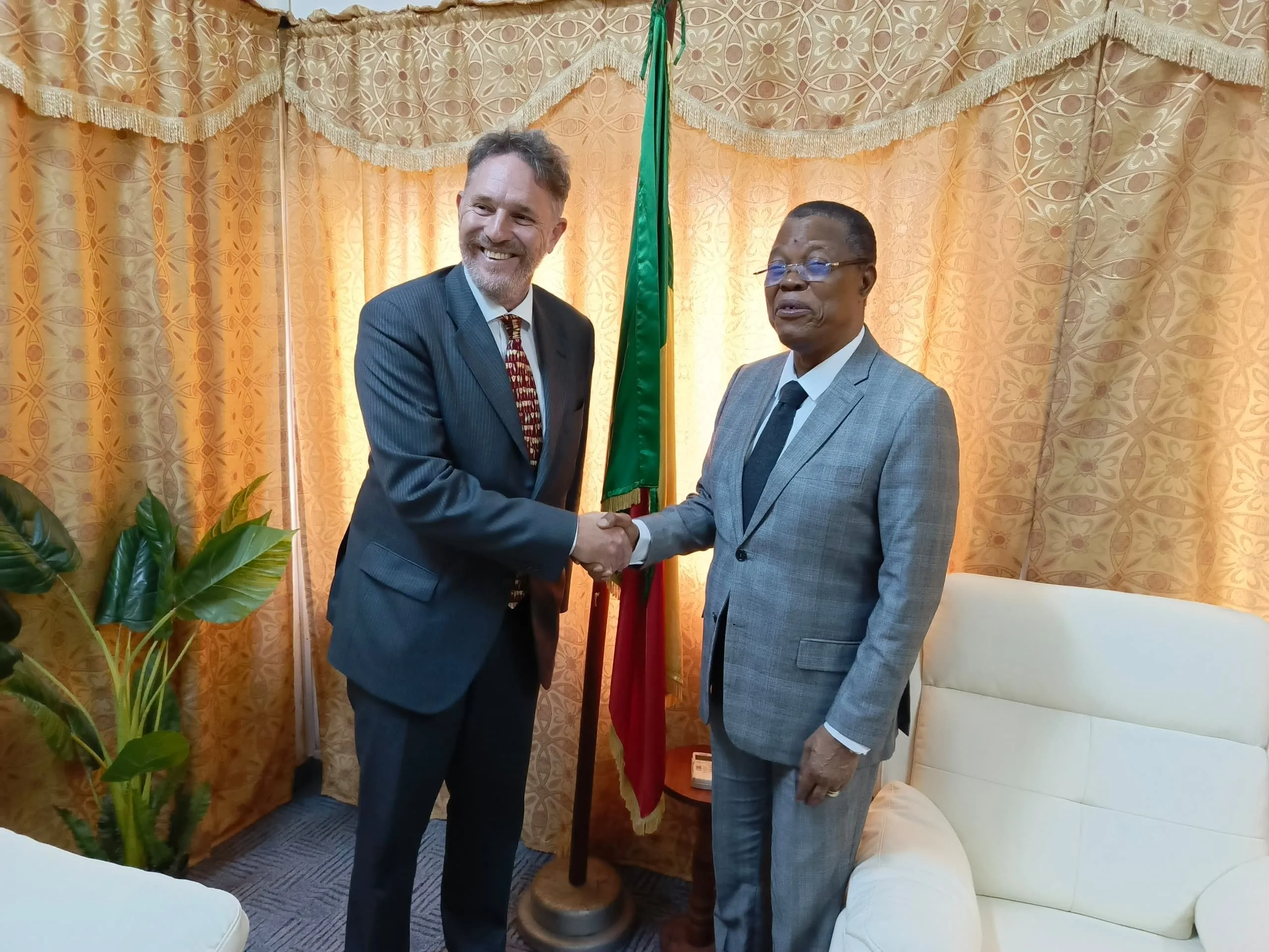 Le nouvel ambassadeur des Pays-Bas près le Bénin ravi de s’entretenir avec le médiateur de la République ( à droite)