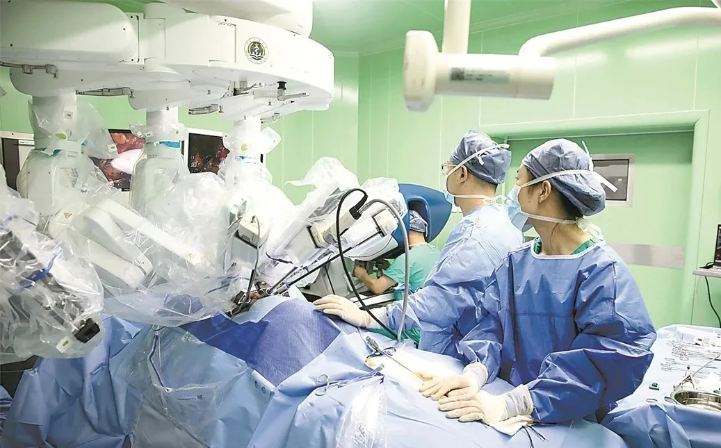 Dr Shancheng Ren utilisant les robots, à distance depuis Shanghai