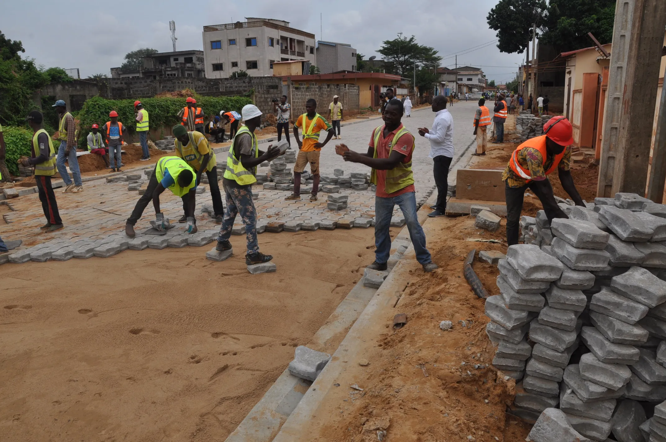 Tout en réalisant l’asphaltage, le gouvernement tient compte du volet social