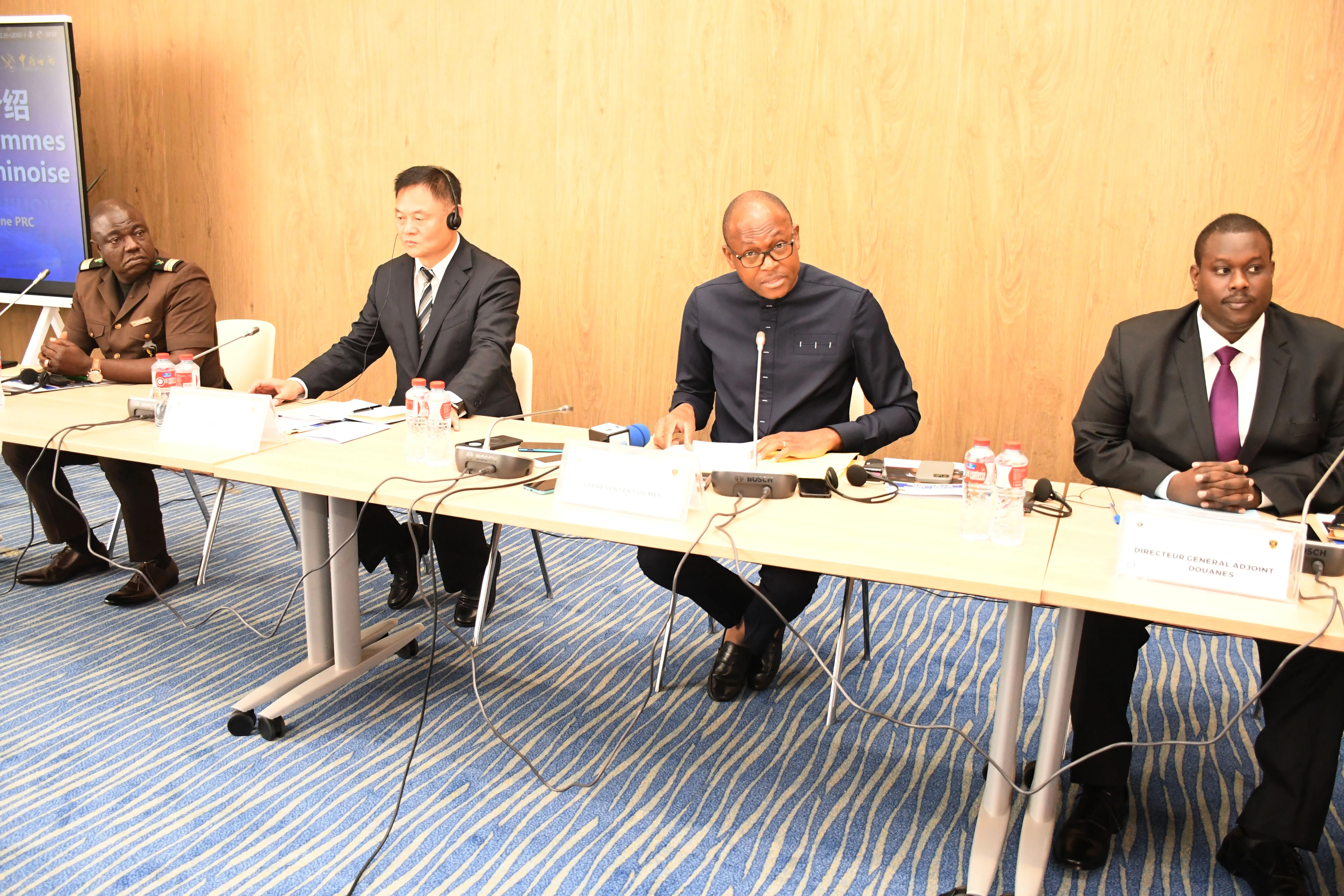 La délégation des douanes chinoises conduite par son directeur général adjoint, Yang Hai, observe  sur site, la procédure de validation des Opérateurs économiques agréés des douanes béninoises