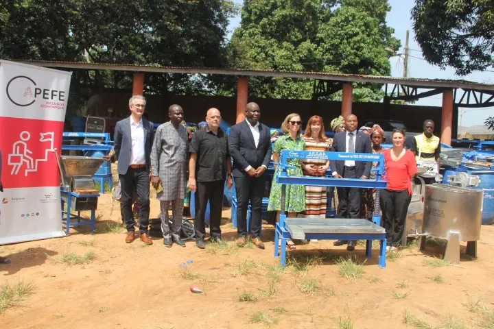 Les équipements remis aux femmes par l’Adpme et l’Apefe visent à venir en appui à 127 initiatives de micro, petites et moyennes entreprises