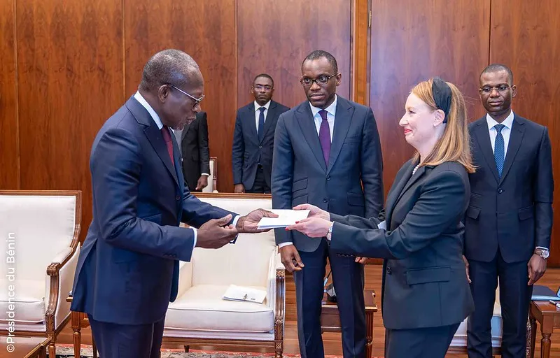 Le chef de l'Etat recevant les lettres de créance de Sanna Selin, ambassadeur de la Norvège