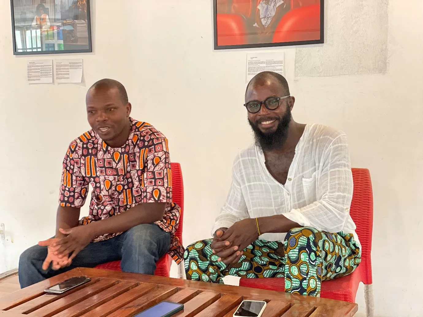 Le réalisateur béninois Aymar Ayeman Essè (à droite) aux côtés d’Arcade Assogba, responsable d’Artisttik Africa