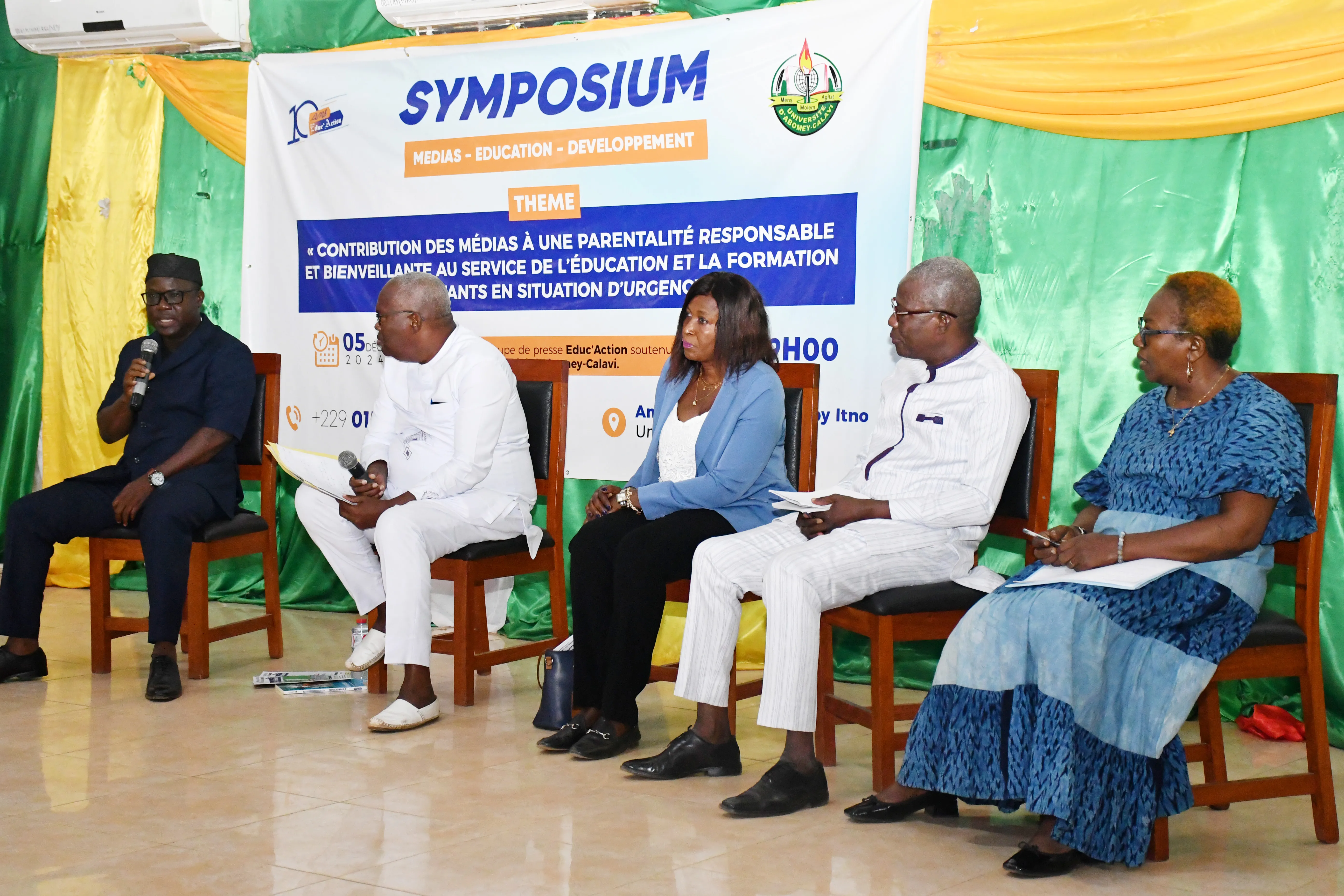 Un symposium vu comme un cri de ralliement pour voler au secours de tous les enfants durement frappés par le malheur de la violence, de l'illettrisme et de l'analphabétisme