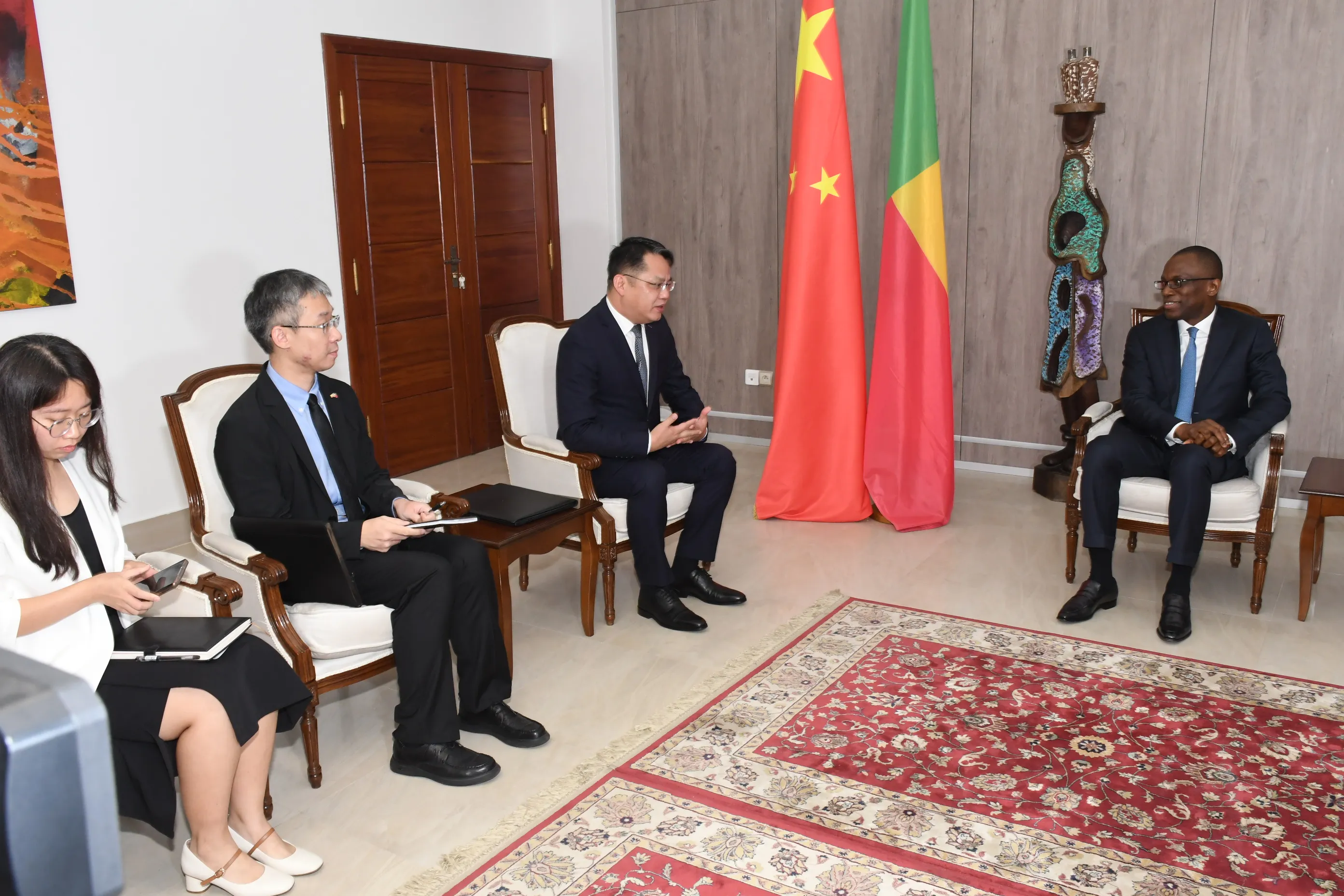 Cette démarche marque pour le nouvel ambassadeur, le début de son mandat en remplacement de Peng JingTao