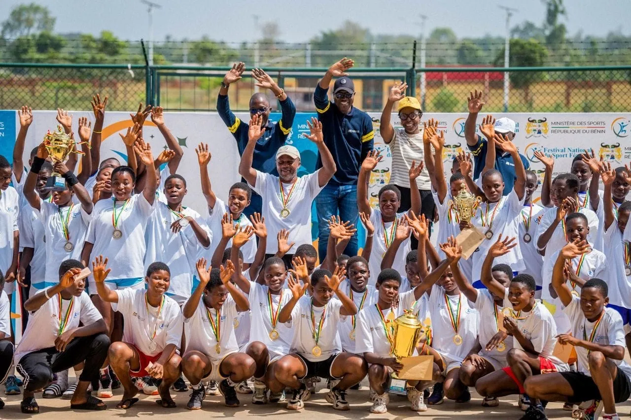 Photo de famille au terme de la 8e édition du Festival national  du sport féminin à Dogbo
