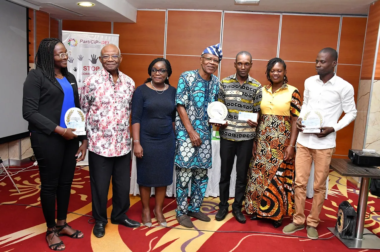 Les lauréats posant avec les organisateurs et responsables  d'associations professionnelles