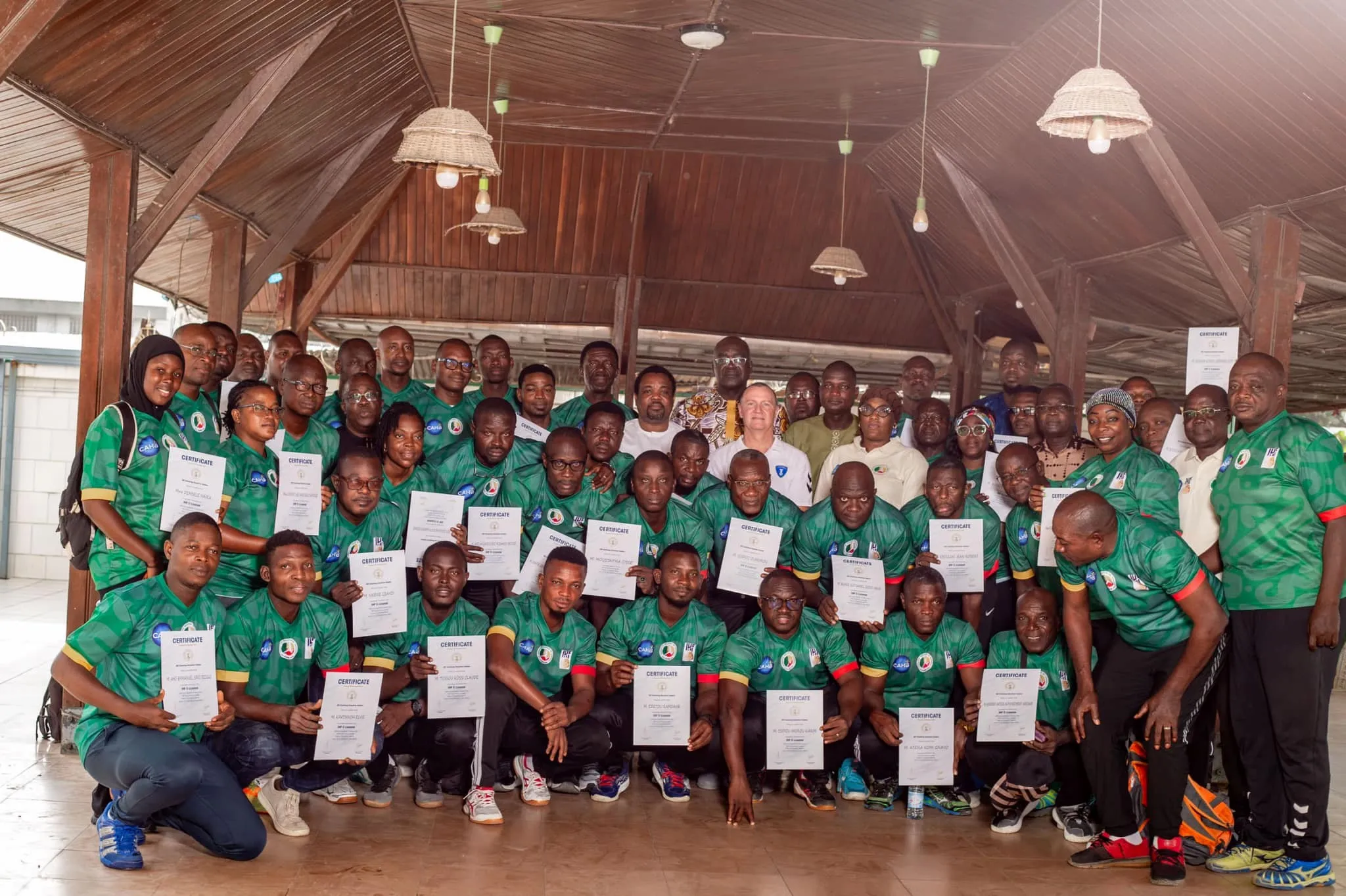 Les nouveaux licenciés heureux de recevoir leurs attestations