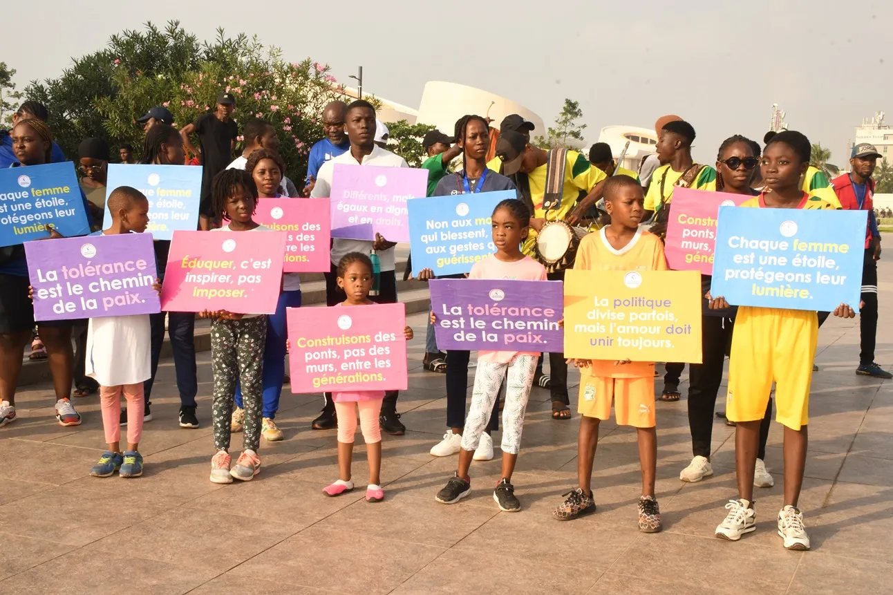 Prenant départ de l'esplanade de l'Amazone, les Graceful Warriors, sous les couleurs de l'arc en ciel, ont pris d’assaut les  rues de Cotonou